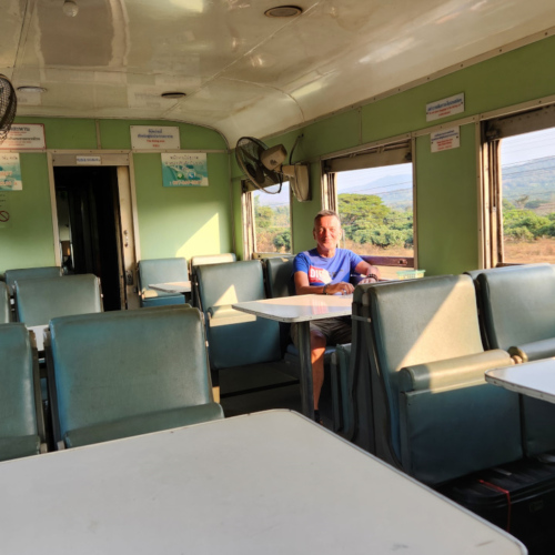 Chiang Mai Train de Nuit Bangkok. Le Wagon restaurant ! Chiang Mai Train de Nuit Bangkok