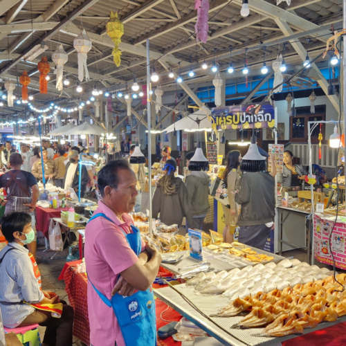 Chiang Mai Train de Nuit Bangkok. Un marché sur le quai. Chiang Mai Train de Nuit Bangkok