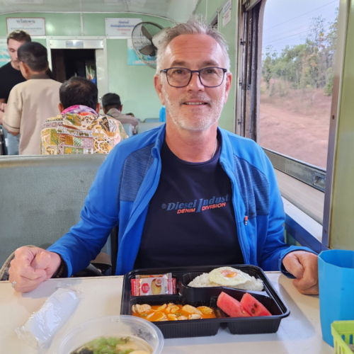 Chiang Mai Train de Nuit Bangkok. C'est l'heure du plateau repas. Chiang Mai Train de Nuit Bangkok