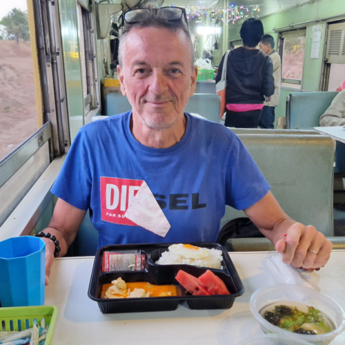 Chiang Mai Train de Nuit Bangkok C'est l'heure du plateau repas. Chiang Mai Train de Nuit Bangkok