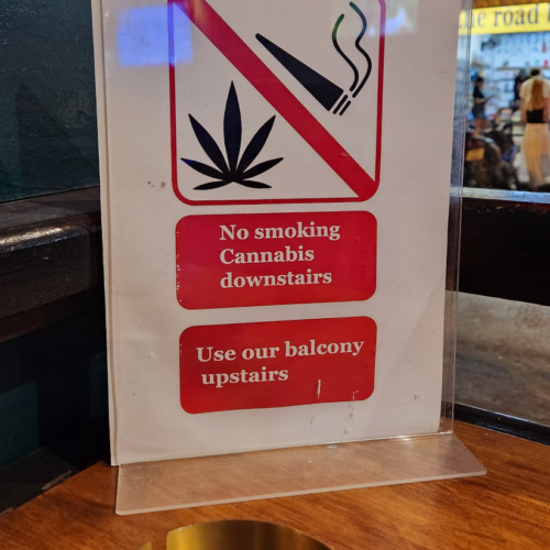 Interdiction de fumer cigarettes et joints, mais aussi vapoter en Thaïlande. recommandation