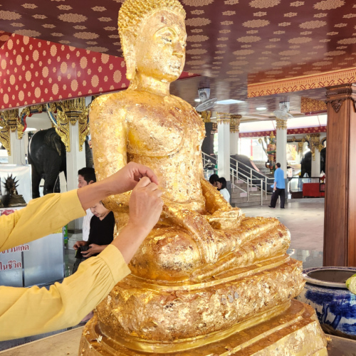 Ayutthaya Wat Phanan Choeng, apposition de feuilles d'or. Ayutthaya Wat Phanan Choeng