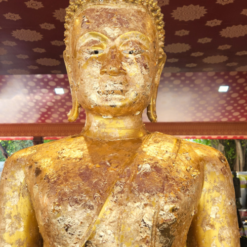 Ayutthaya Wat Phanan Choeng, apposition de feuilles d'or. Ayutthaya Wat Phanan Choeng