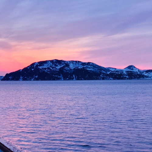 Au-delà de 70° de latitude, paysages septentrionaux.
Très tôt le matin sur le NordKapp. Norvège Hurtigruten Nordkapp