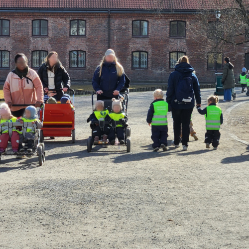 Oslo, promenade des enfants à la Forteresse Akershus. Norvège Oslo