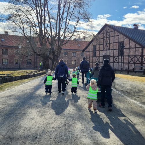 Oslo, promenade des enfants à la Forteresse Akershus. Norvège Oslo