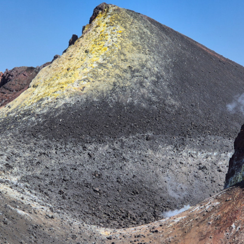 La Palma Volcan Tajogaite
Des vapeurs s'échappent des flancs du cône. La Palma Volcan Tajogaite