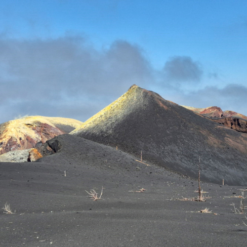 La Palma Volcan Tajogaite.
Des vapeurs s'échappent des flancs du cône. La Palma Volcan Tajogaite