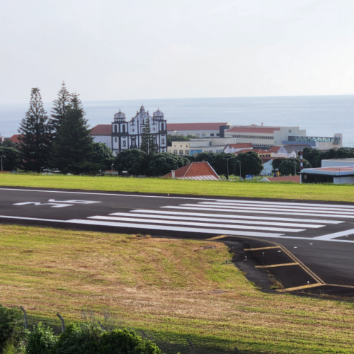 Açores Santa Cruz da Flores. Aéroport derrière la vieille ville. Açores Santa Cruz da Flores
