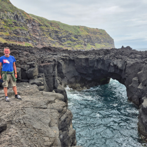 Les Açores São Miguel. Arche dans coulée basaltique. Les Açores São Miguel.