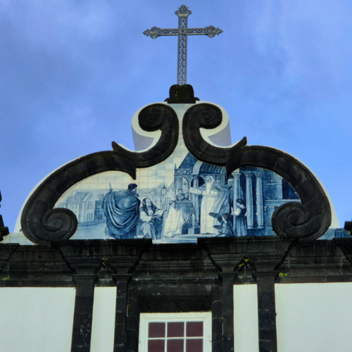 Les Açores São Miguel Eglise Nossa Senhora da Apresentação. Azulejos au fronton. Les Açores São Miguel Eglise Nossa Senhora da Apresentação