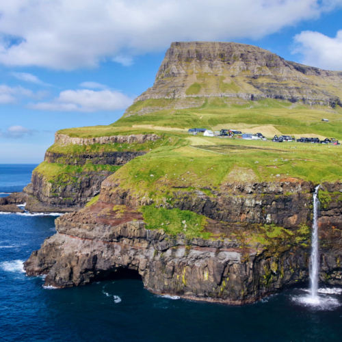 Îles Féroé Bøur, la cascade de Bøsdalafossur. Îles Féroé Bøur, la cascade de Bøsdalafossur.