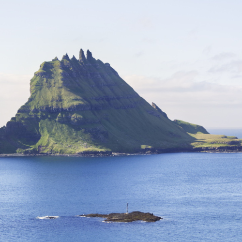 Îles Féroé Bøur, l'îlot de Tindhólmur. Îles Féroé Bøur, l'îlot de Tindhólmur.