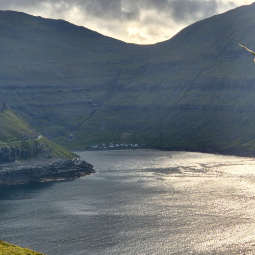 Îles Féroé, Eiði. Village de Tjørnuvik tout au fond du fjord. Îles Féroé, Eiði