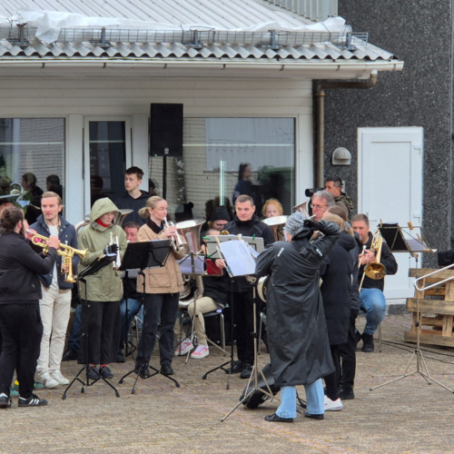 Îles Féroé, Fuglafjøður. Chorale et Fanfare bravant un orage. Îles Féroé, Fuglafjøður