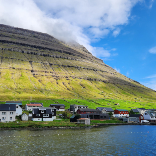 Îles Féroé, de Viðoy pour Svinoy et Fugloy. Village de Hvannasund. Îles Féroé, de Viðoy pour Svinoy et Fugloy.