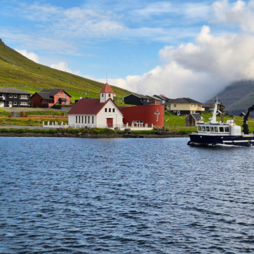 Îles Féroé, de Viðoy pour Svinoy et Fugloy. Village de Hvannasund. Îles Féroé, de Viðoy pour Svinoy et Fugloy.