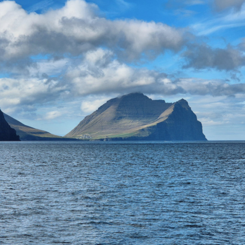Îles Féroé, de Viðoy pour Svinoy et Fugloy. Viðareiði en face. Îles Féroé, de Viðoy pour Svinoy et Fugloy.