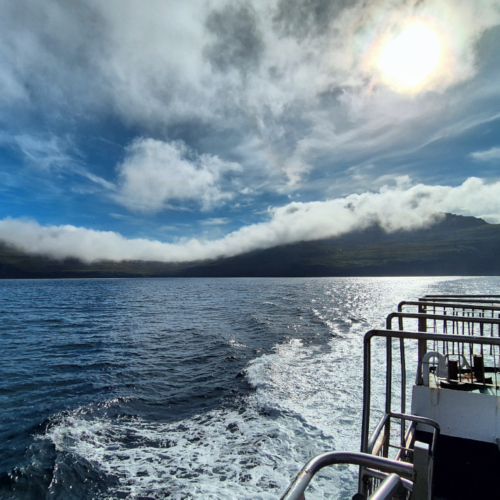Îles Féroé, de Viðoy pour Svinoy et Fugloy. Falaises de Svinoy. Îles Féroé, de Viðoy pour Svinoy et Fugloy.