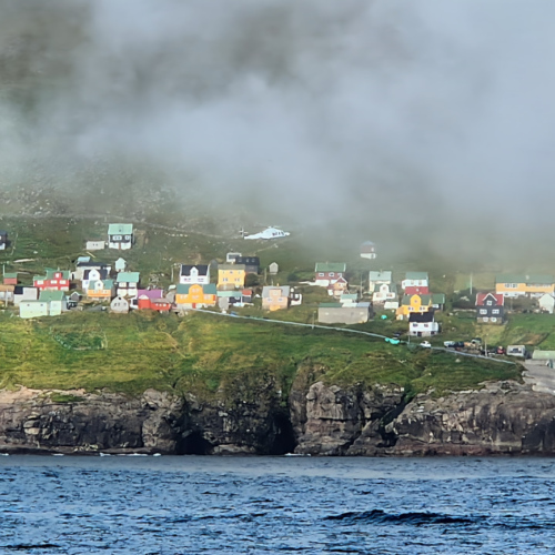 Îles Féroé, de Viðoy pour Svinoy et Fugloy. L'hélicoptère qui dessert Kirjka sur Fugloy. Îles Féroé, de Viðoy pour Svinoy et Fugloy.
