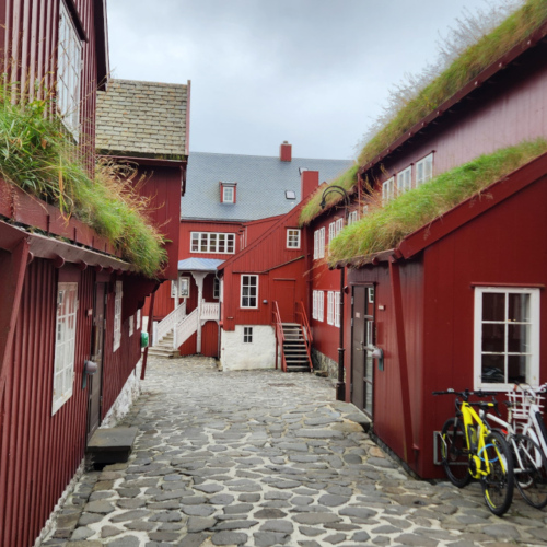 Îles Féroé, Tórshavn, Tinganes, siège du Gouvernement. Îles Féroé Tórshavn Tinganes