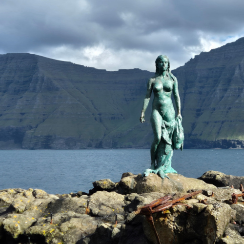 Îles Féroé, Kalsoy, Mikladalur. La Selkie de Hans Paul Olsen. Îles Féroé, Kalsoy Mikladalur