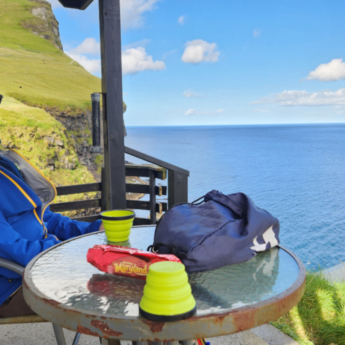 Îles Féroé, Kalsoy Mikladalur. Pique-nique. Îles Féroé, Kalsoy Mikladalur