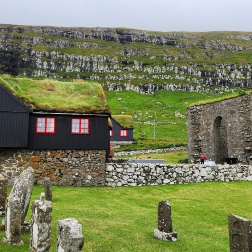 Îles Féroé Kirkjubøur
La cathédrale Saint-Magnus et Roykstovan. Îles Féroé Kirkjubøur
