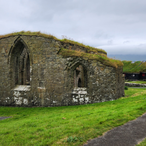 Îles Féroé Kirkjubøur
La cathédrale Saint-Magnus et Roykstovan. Îles Féroé Kirkjubøur