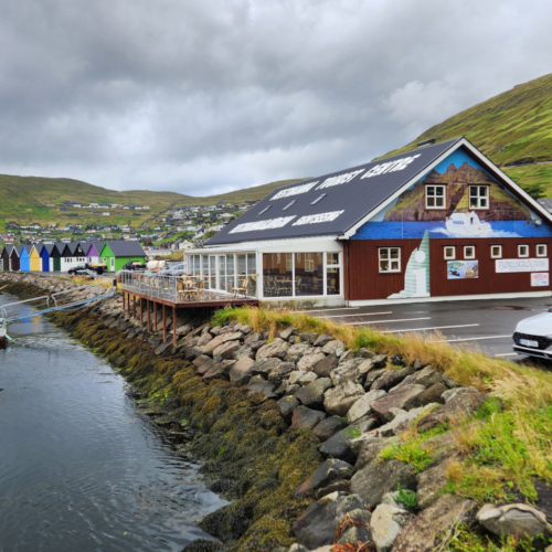 Îles Féroé, Vestmanna. Le café restaurant de la compagnie. Îles Féroé, Vestmanna