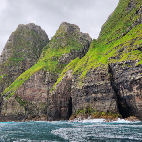 Îles Féroé, Vestmanna. Nous longeons les falaises. Îles Féroé, Vestmanna