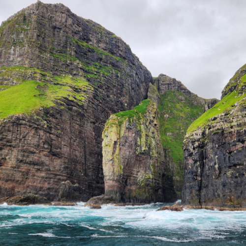 Îles Féroé, Vestmanna. Nous longeons les falaises. Îles Féroé, Vestmanna