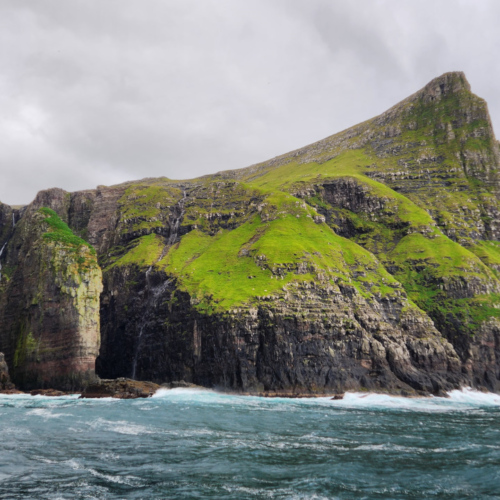 Îles Féroé, Vestmanna. Nous longeons les falaises. Îles Féroé, Vestmanna