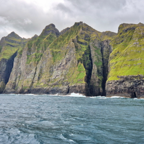 Îles Féroé, Vestmanna. Nous longeons les falaises. Îles Féroé, Vestmanna