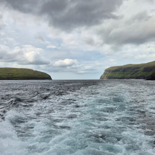 Îles Féroé, Vestmanna. Nous longeons les falaises. Îles Féroé, Vestmanna