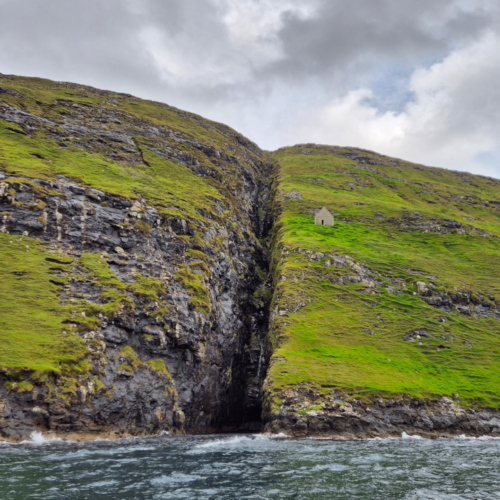 Îles Féroé, Vestmanna. Nous longeons les falaises. Îles Féroé, Vestmanna