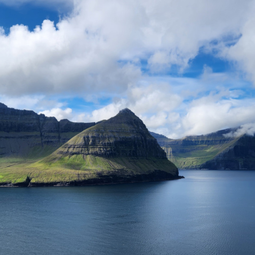 Îles Féroé. De Viðareiði sur Viðoy, en face, de gauche à droite.
Borðoy, Kunoy et la pointe de Kalsoy. Îles Féroé Viðareiði