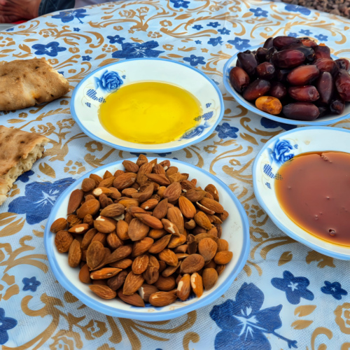 Guest House AitT Aamr. Le thé, les amandes et les dattes, le miel et l'huile d'olive sans oublier le pain. Maroc Djebel Saghro trek jour 3