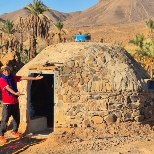 Accueil de Hammou dans son igloo à Tifdassin ⵜⵉⴼⴷⴰⵙⵉⵏ Maroc Djebel Saghro trek jour 6