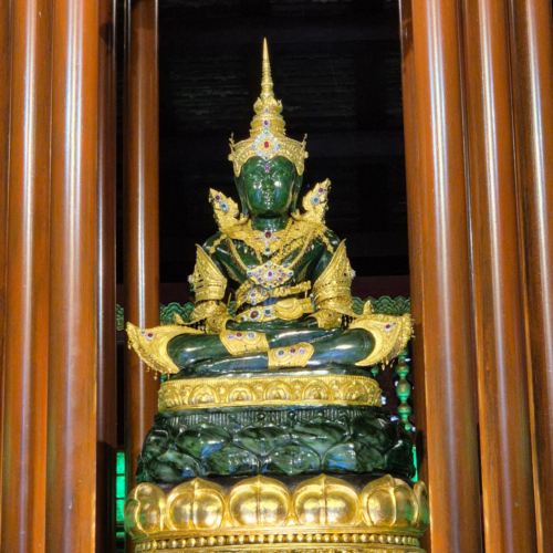 Thaïlande Chiang Rai Wat Phra Kaew.
Reproduction du Bouddha d'Émeraude. Thaïlande Chiang Rai Wat Phra Kaew