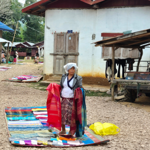 Arrêt dans un village bouddhiste. Arrêt dans un village bouddhiste