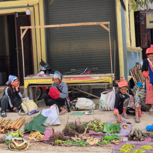 Notre trajet de Booneua à Muang Khua.
Marché à Pak Nam Noy. Paysannes en vêtements traditionnels. Notre trajet de Booneua à Muang Khua