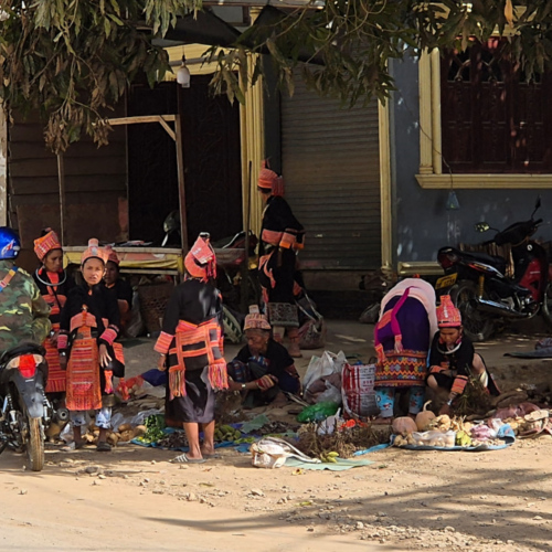 Notre trajet de Booneua à Muang Khua.
Marché à Pak Nam Noy. Paysannes en vêtements traditionnels. Notre trajet de Booneua à Muang Khua