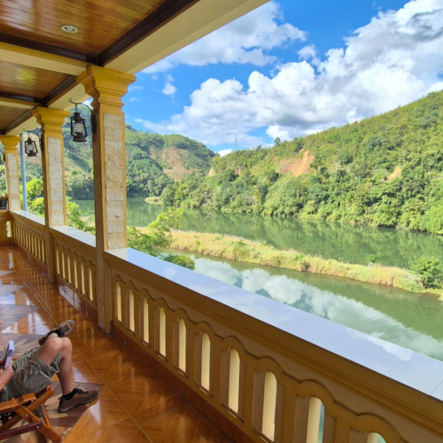 Muang Khua.
Terrasse de l'hôtel face à la rivière Nam Ou. Muang Khua