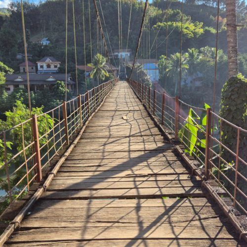 Muang Khua.
Passerelle sur la rivière Nam Phak, affluent de la Nam Ou. Muang Khua