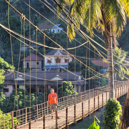 Muang Khua.
Passerelle sur la rivière Nam Phak, affluent de la Nam Ou. Muang Khua