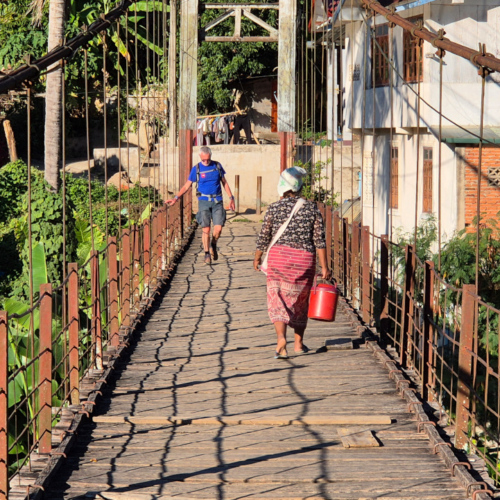 Muang Khua.
Passerelle sur la rivière Nam Phak, affluent de la Nam Ou. Muang Khua