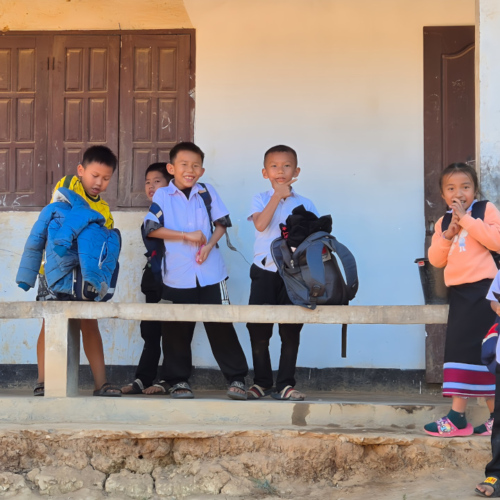 Muang Khua.
Les écoliers sortent de leur école. Muang Khua