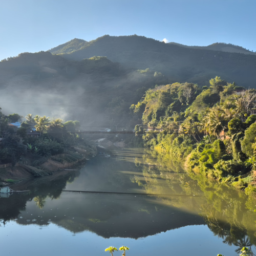Muang Khua.
Passerelle sur la rivière Nam Phak, affluent de la Nam Ou. Muang Khua