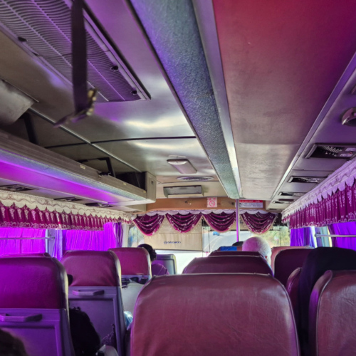 Le bus de Paksé au Laos à Ubon Ratchathani Thaïlande. Laos bus Pakse Ubon